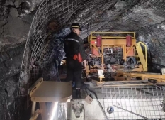 冲击击式煤矿用机载锚杆钻机在矿用TBM上丰阳煤矿下井施工