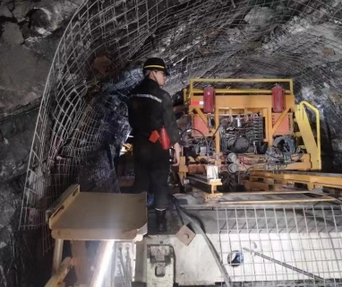 冲击击式煤矿用机载锚杆钻机在矿用TBM上丰阳煤矿下井施工