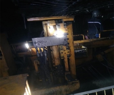 燕尾槽式煤矿用机载锚杆钻机在上海庙煤矿下井施工（掘锚一体机）