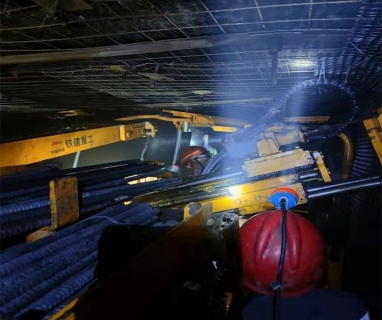 圆柱导轨式煤矿用机载锚杆钻机在小保当煤矿进行施工（半煤岩工况）